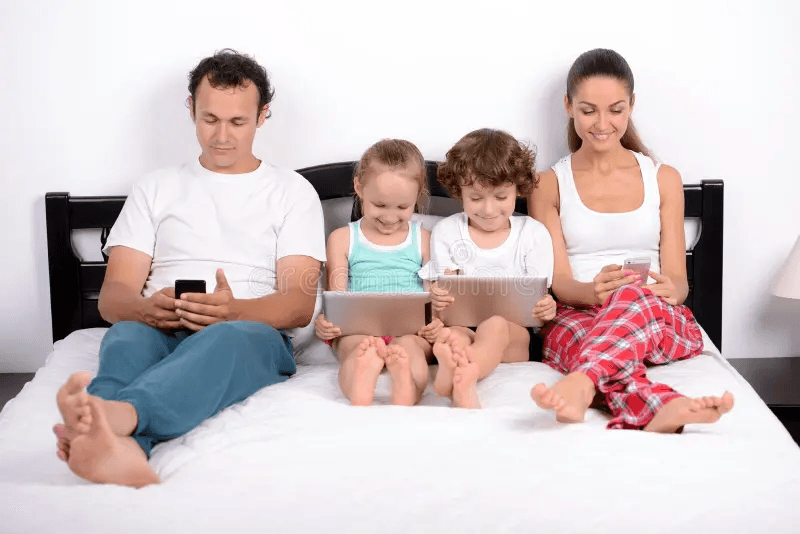Trycon Fiber - People enjoying internet service